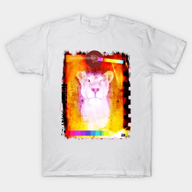 the queen T-Shirt by kharmazero